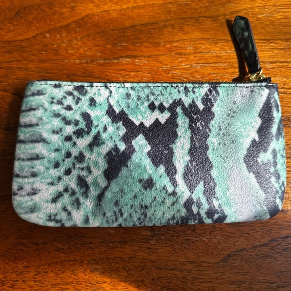 Aimee Kestenberg Leather Zippered Pouch With Turquoise/Green Snake Print New! - Picture 3 of 6